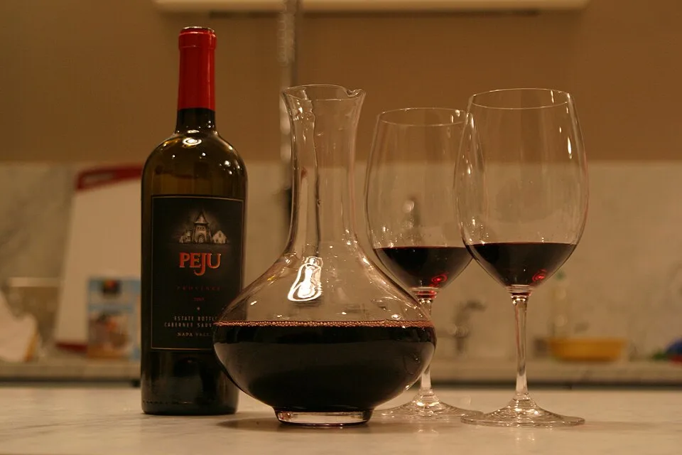 Recipientes, copos e serviço do vinho